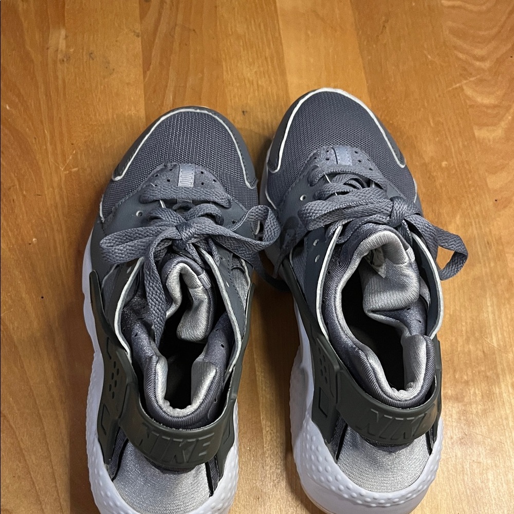 Nike Kids Sneakers in Gray and White